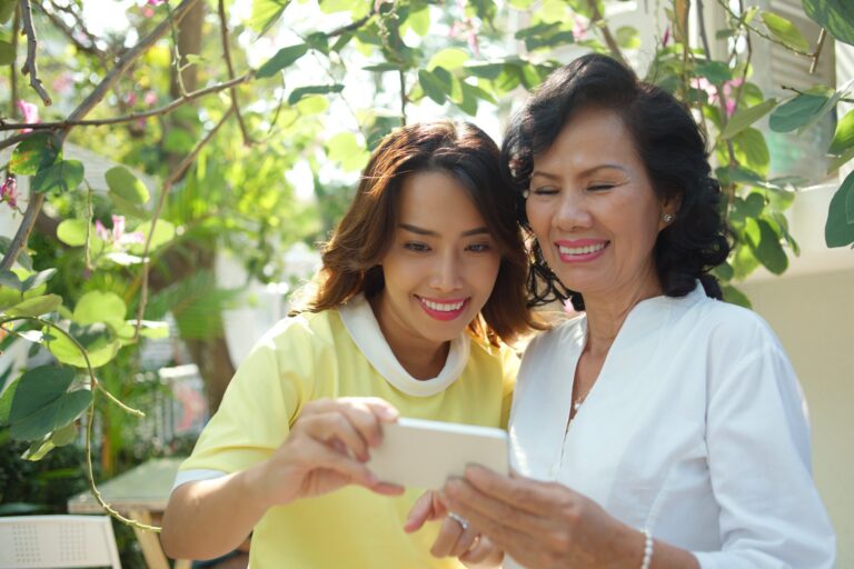 shutterstock_264133904 | baby boomers and technology 2025 | | Site Hub